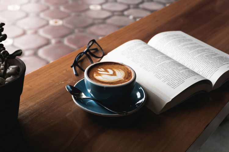 Kombinasi Kopi dan Membaca di Pagi Hari, Ini Manfaatnya