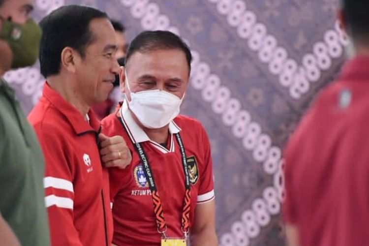 Presiden RI, Joko Widodo, dan Ketua Umum PSSI, Mochamad Iriawan, saat menyaksikan laga Indonesia vs Kamboja di Stadion Utama Gelora Bung Karno (SUGBK) pada Jumat (23/12/2022).