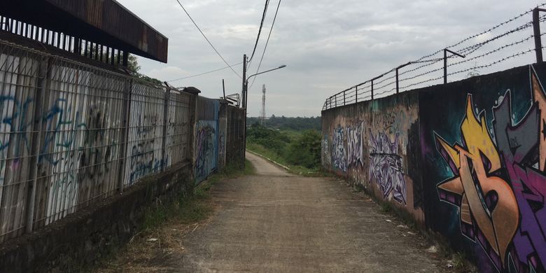 Jalan menuju Curug Parigi, di Jalan Pangkalan 5, Kampung Parigi, Kecamatan Bantargebang, Kota Bekasi, Jawa Barat, Jumat (5/1/2017). 