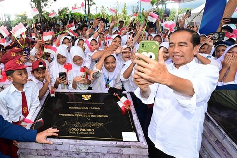 Momen Jokowi Layani Permintaan Swafoto dari Pelajar di Lebak