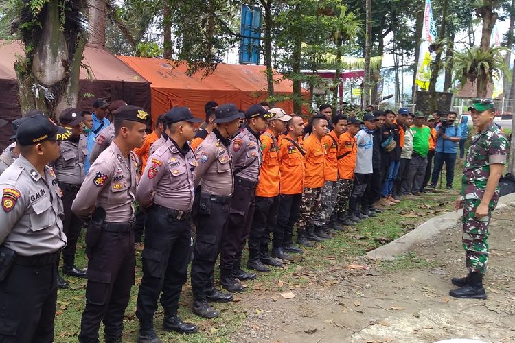 Tim gabungan disiagakan di Posko Penanganan Karhutla Lereng Gunung Slamet di kompleks Wanawisata Baturraden, Kabupaten Banyumas, Jawa Tengah, Sabtu (21/9/2019).