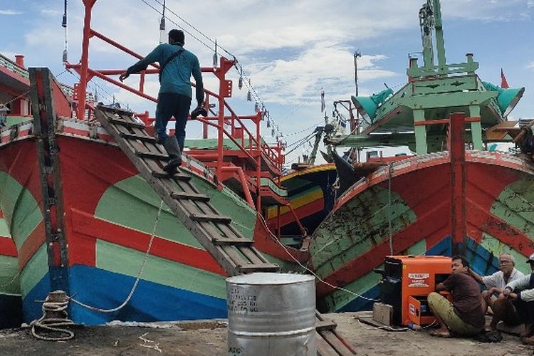 Sejumlah kapal berukuran kecil ditambatkan di dermaga Pelabuhan Jongor Kota Tegal, Rabu (29/1/2020)