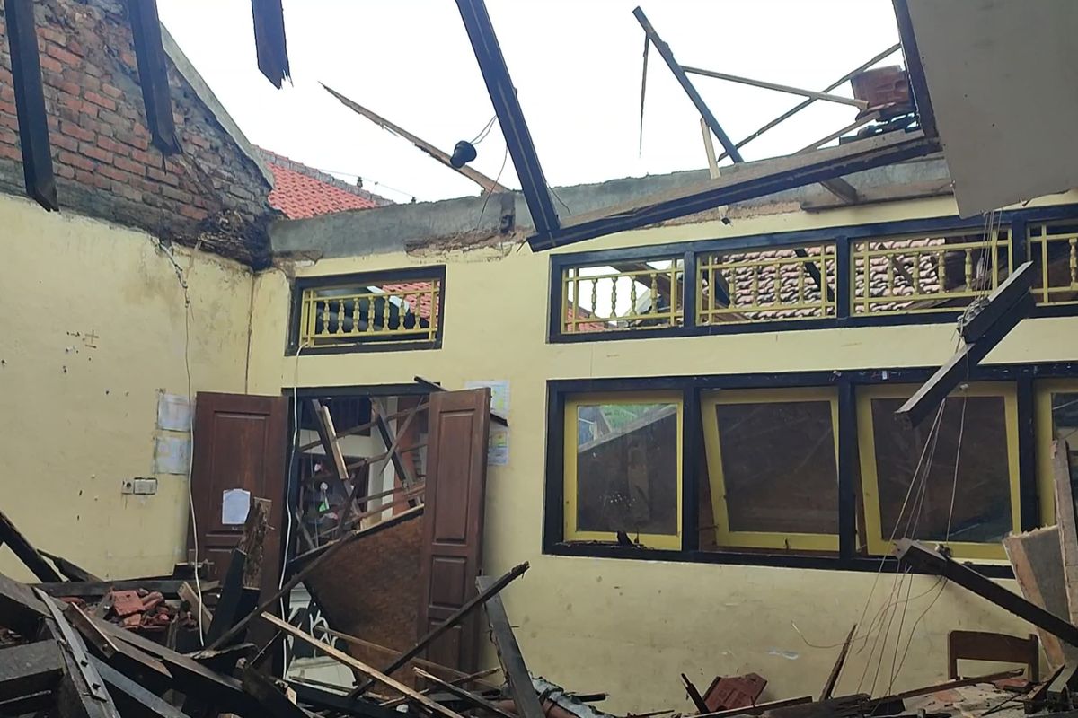 Atap salah satu ruang kelas di Sekolah Dasar (SD) Negeri 5 di Kelurahan Kampung Baru, Kecamatan Buleleng, Kabupaten Buleleng, Provinsi Bali, yang ambruk, Kamis (26/12/2024).