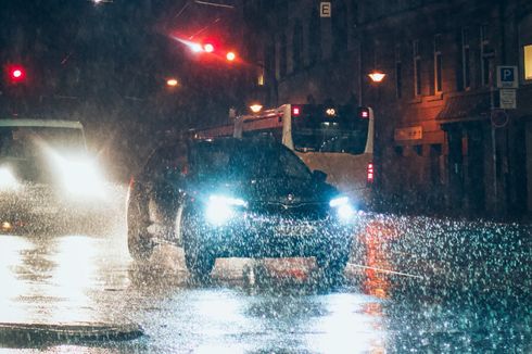 Apa Saja Penyebab Air Hujan Masuk ke Kabin Mobil?