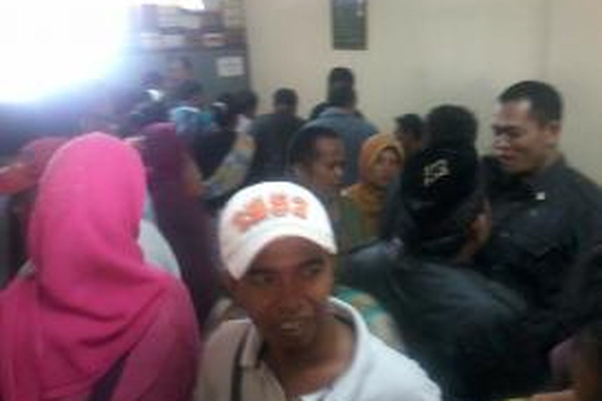Pedagang kaki lma berdatangan ke kantor PD Pasar Jaya Area Pusat 1 Pasar Blok G Tanah Abang sejak pukul 07.00, Jumat (3/8/2013). Pedagang mulai panik ketika sejam sebelum penutupan diinformasikan pendaftaran hampir melebihi kuota.