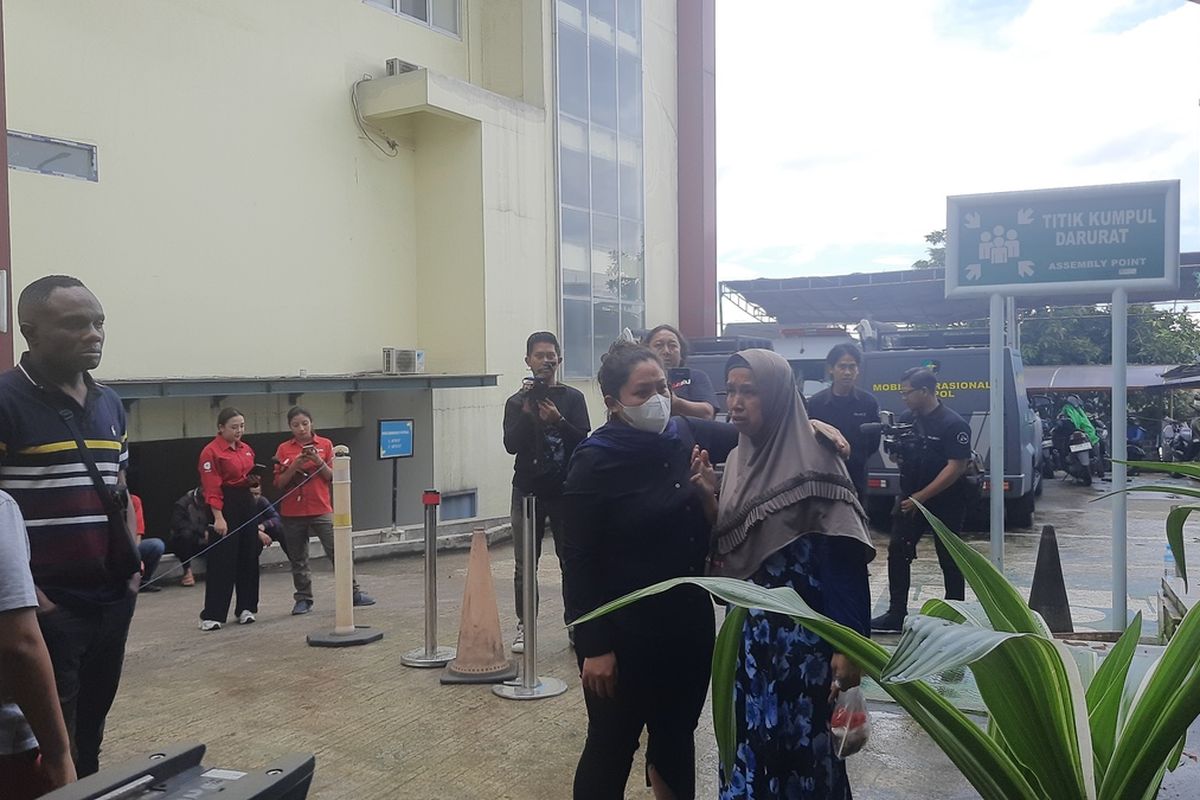 Marsah (53), kakak kandung Budiman (45), korban tewas dalam kecelakaan beruntun di Gerbang Tol (GT) Ciawi, Bogor, Jawa Barat, Rabu (5/2/2025). Ia datang ke rumah sakit untuk mengetahui keadaan adik kandungnya.