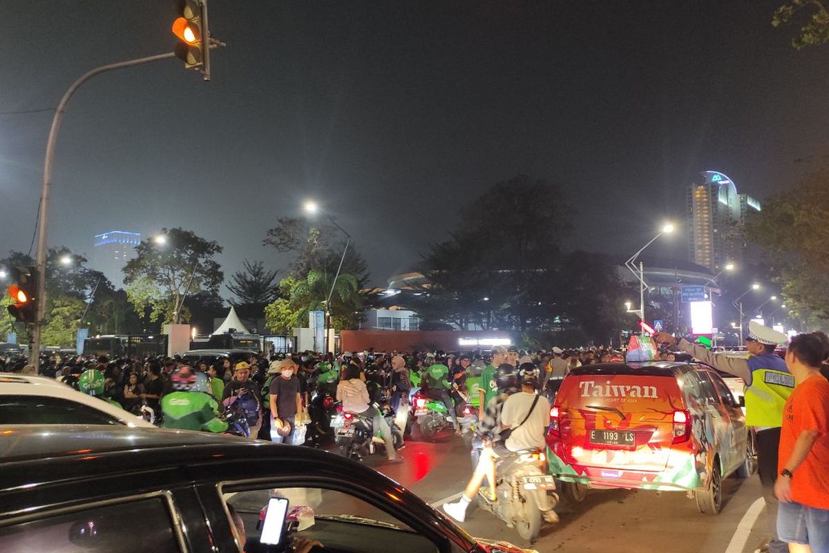 Kepadatan lalu lintas yang terjadi di Jalan Gerbang Pemuda, Jakarta Pusat, Rabu (15/11/2023) setelah konser grup musik Coldplay sukses digelar di Stadion Utama Gelora Bung Karno. 