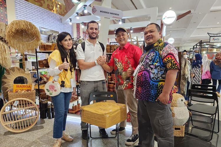 Usaha mikro kecil dan menengah (UMKM) binaan Pertamina berhasil membuktikan keunggulannya dengan meraih jumlah transaksi hingga lebih dari Rp 2,4 Miliar selama gelaran pameran The Jakarta International Handicraft Trade Fair (Inacraft) 2023. 