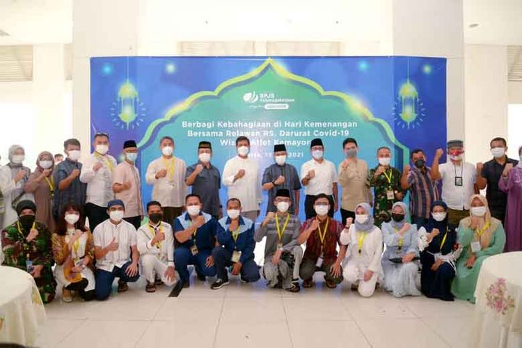 BP Jamsostek berbagi kehangatan momen Idul Fitri dengan nakes dan relawan di RSD Wisma Atlet, Jakarta Pusat.