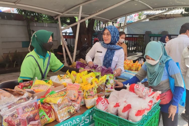 Operasi pasar digelar di Kantor Kelurahan Rengas Timur, Ciputat Timur, Tangerang Selatan pada Rabu (28/9/2022). Operasi pasar ini berlangsung pada 26, 28, dan 29 September 2022 di tujuh lokasi yang berbeda di wilayah Tangerang Selatan. 