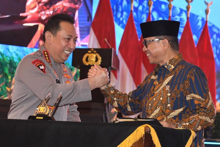 Menteri Desa PDT Yandri Susanto bersama Kapolri Jenderal Listyo Sigit Prabowo.