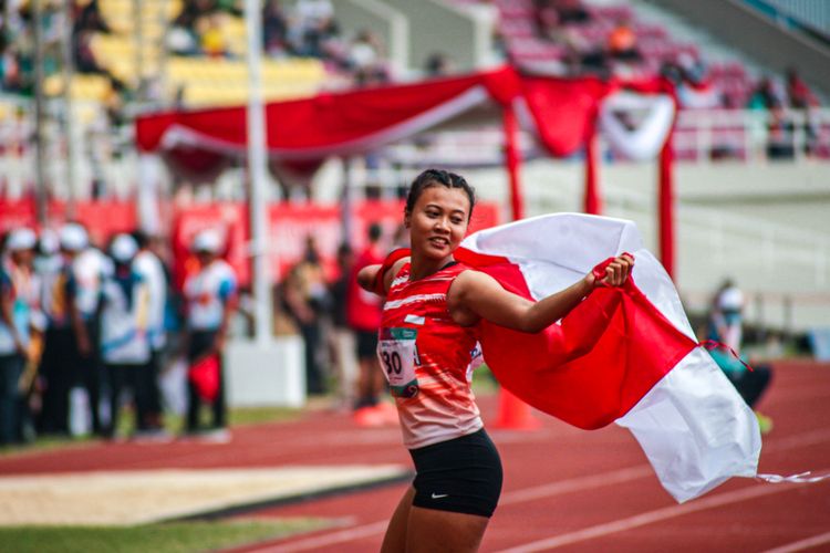 Atlet para atletik Indonesia, Nanda Mei Sholihah, meraih medali emas ASEAN Para Games 2022 di Stadion Manahan, Solo, Selasa (2/8/2022).