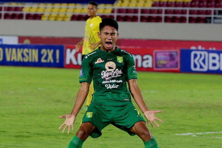 Pemain muda Persebaya Surabaya Marselino Ferdinan selebrasi seusai menjebol gawang Barito Putera saat pertandingan pekan 15 Liga 1 2021-2022 yang berakhir dengan skor 2-0 di Stadion Manahan Solo, Sabtu (4/11/2021) malam.