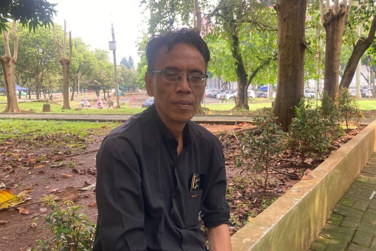 Hairul (55) sedang menunggu anak mereka, Alfira, mengikuti Ujian Tulis Berbasis Komputer (UTBK) di Universitas Indonesia (UI), Kota Depok, Kamis (23/4/2026).