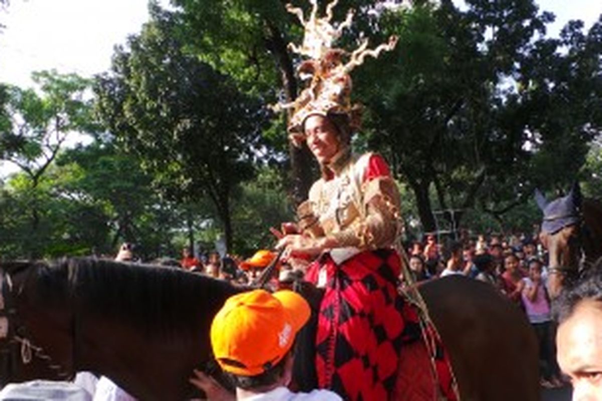Gubernur DKI Jakarta menunggang kuda saat Jakarnaval, Minggu (30/6/2013).