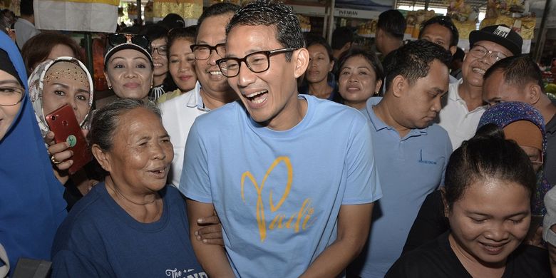 Bakal Calon Wakil Presiden Sandiaga Uno (tengah) berbincang dengan pedagang saat mengunjungi Pasar Sindhu di Sanur, Denpasar, Bali, Minggu (9/9/2018). Sandiaga Uno melakukan kunjungan untuk menyerap aspirasi para pedagang pasar.