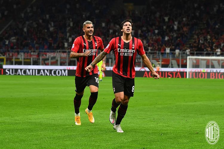 Sandro Tonali usai mencetak gol tendangan bebas ke gawang Cagliari pada laga Liga Italia antara AC Milan vs Cagliari di Stadion San Siro, 29 Agustus 2021.