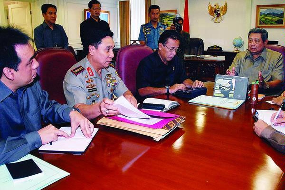 Presiden Susilo Bambang Yudhoyono (kanan) menerima Menteri Koordinator Politik, Hukum, dan Keamanan Djoko Suyanto (kedua dari kanan), Kepala Polri Jenderal (Pol) Bambang Hendarso Danuri (kedua dari kiri), dan Sekretaris Jenderal Kementerian Agama Bahrul Hayat untuk meminta laporan terkait penanganan kasus kekerasan fisik terhadap dua pemuka Gereja HKBP Pondok Timur Indah, Bekasi Timur, di Kantor Presiden, Jakarta, Selasa (14/9).