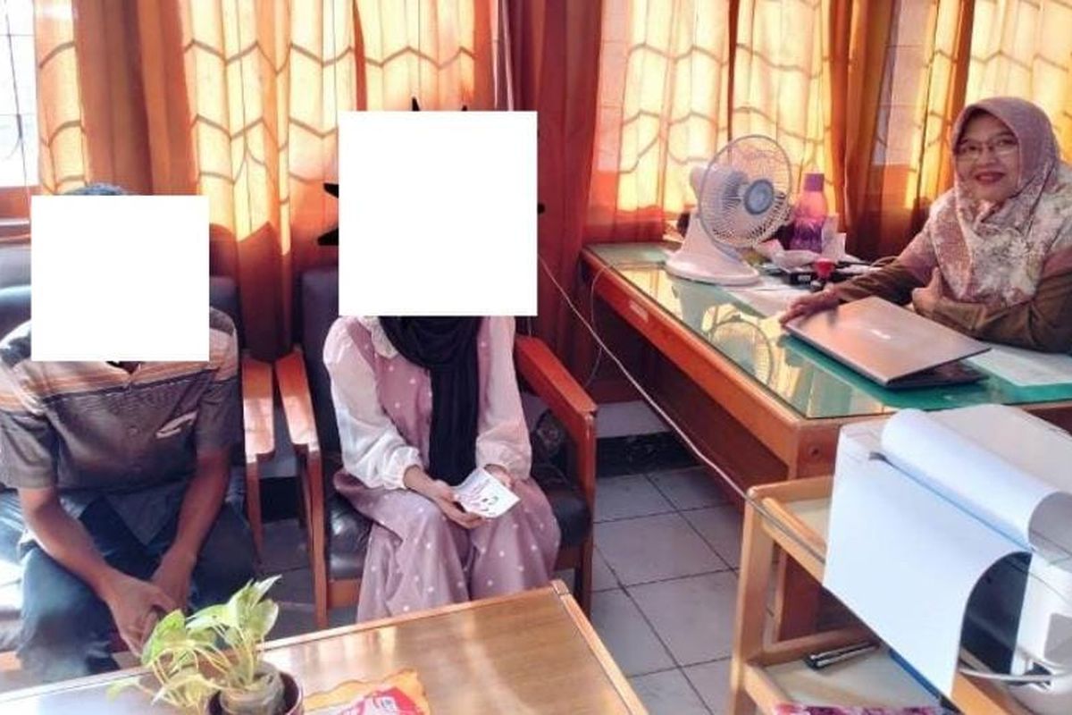 Pendampingan KIE diberikan Nurfaridah kepada penyintas perkawinan anak di Sumbawa.