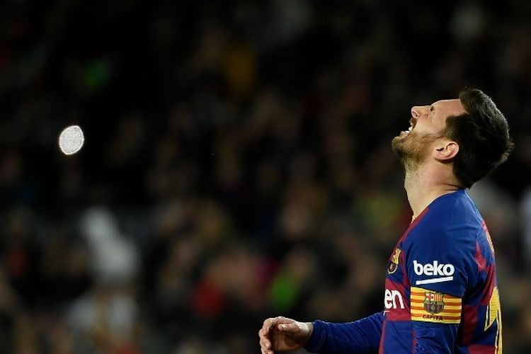 Eskpresi penyerang Barcelona, Lionel Messi, saat gagal memanfaatkan peluang mencetak gol pada laga Liga Spanyol melawan Granada FC di Camp Nou pada 19 Januari 2020. 