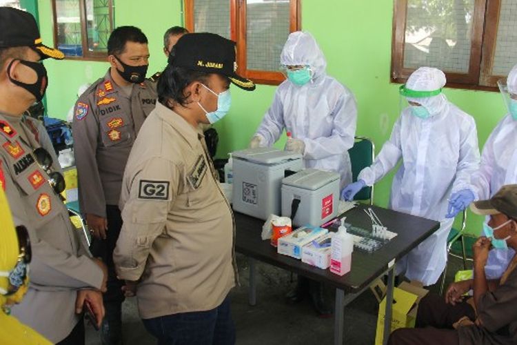 Wakil Wali Kota Tegal M. Jumadi menyaksikan jalannya tes usap kepada warga yang disinyalir menyaksikan gelaran konser dangdut di Puskesmas Tegal Selatan Kota Tegal, Sabtu (26/9/2020) (Dok: Humas Pemkot Tegal) 