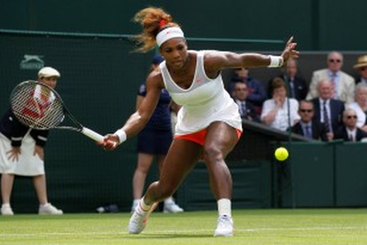 Petenis Amerika Serikat, Serena Williams, mengembalikan bola dari Mandy Minella pada babak pertama Wimbledon, Selasa (25/6/2013). Williams menang 6-1 6-2.