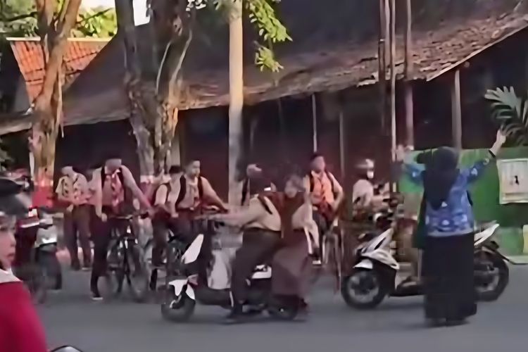 Viral Guru di Grobogan Atur Lalu Lintas, Ternyata Kegiatan Rutin Setiap Pagi