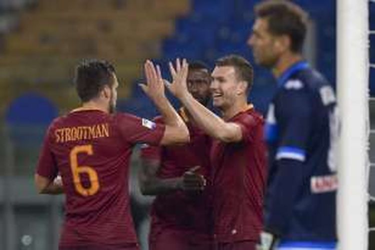 Striker AS Roma, Edin Dzeko (kedua dari kanan), merayakan gol ke gawang Pescara bersama rekan-rekannya, dalam ajang Serie A di Stadion Olimpico, Minggu (27/11/2016) waktu setempat.