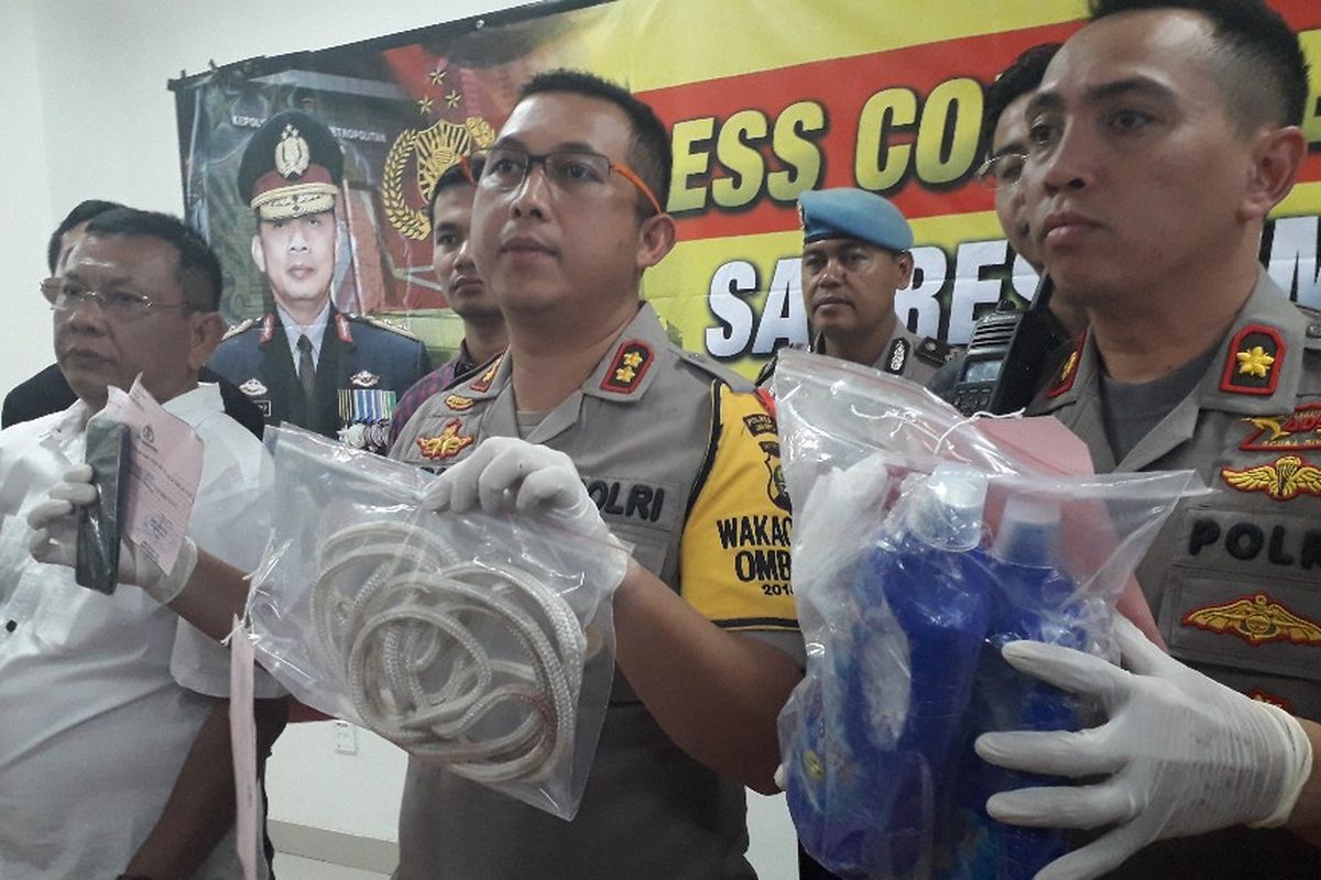 Wakapolres Metro Jakarta Pusat AKBP Arie Ardian menunjukkan barang bukti kasus pembunuhan IC dalam konferensi pers di Mapolres Metro Jakarta Pusat, Kamis (25/4/2019).