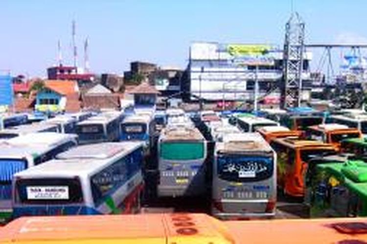 Sejumlah bus berjejer di Terminal Cicaheum, Bandung, Jalan AH Nasution, Bandung, Jawa Barat.

