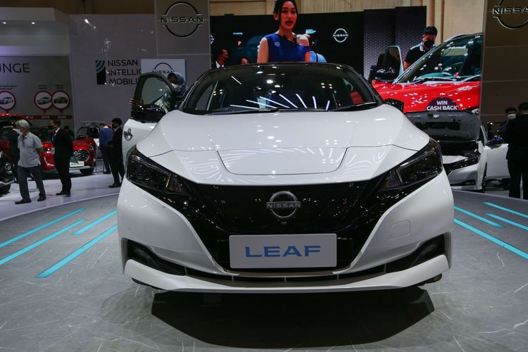 Mobil listrik Nissan Leaf dipamerkan di ajang Gaikindo Indonesia International Auto Show (GIIAS) 2022 di ICE BSD, Tangerang, Jumat (12/8/2022).