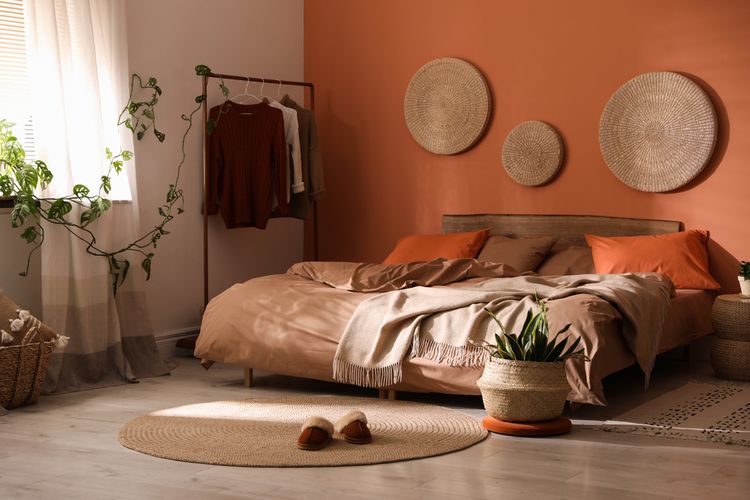Ilustrasi kamar tidur. Kamar tidur dengan warna-warna tanah seperti coklat dan oranye diyakini dapat mendorong tidur nyenyak. 
