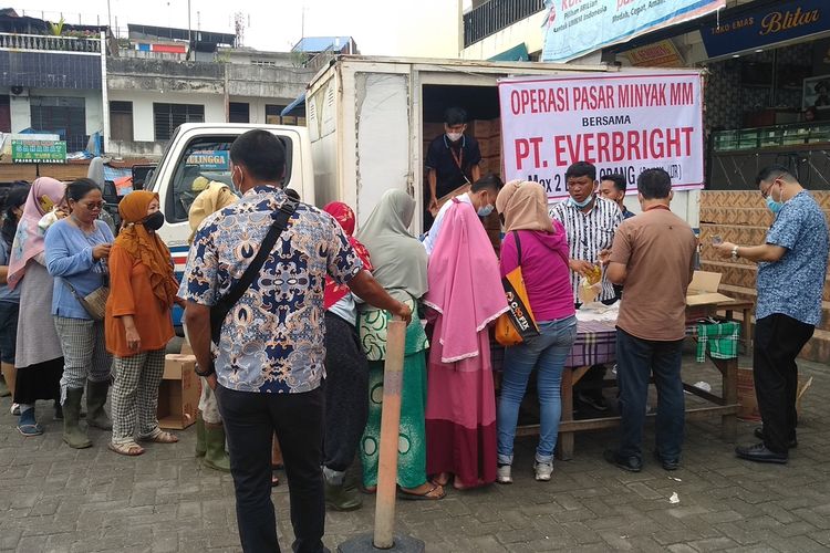 Sejumlah warga antre di Pasar Desa Lalang, Kecamatan Medan Sunggal untuk membeli minyak goreng kemasan yang dijual dengan harga Rp 13.500 per liter. Saat ini, minyak goreng kemasan mulai muncul di pasaran namun dengan harga tinggi.