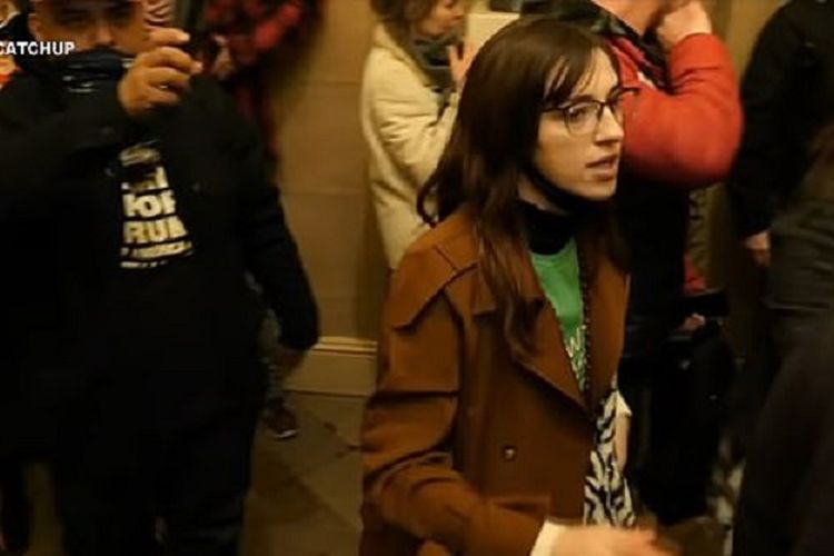 Dalam potongan rekaman video yang dipublikasikan ITV, nampak <a href='https://manado.tribunnews.com/tag/riley-june-williams' title='Riley June Williams'>Riley June Williams</a>, wanita berusia 22 tahun, ikut dalam kerumunan kerusuhan yang terjadi di Gedung Capitol, Washington DC, pada 6 Januari.Williams kini menjadi buruan <a href='https://manado.tribunnews.com/tag/biro-penyelidik-federal' title='Biro Penyelidik Federal'>Biro Penyelidik Federal</a> (FBI) setelah mengeklaim mencuri laptop <a href='https://manado.tribunnews.com/tag/ketua-dpr-as-nancy-pelosi' title='Ketua DPR AS Nancy Pelosi'>Ketua DPR AS Nancy Pelosi</a> dan hendak dijual ke Rusia.
