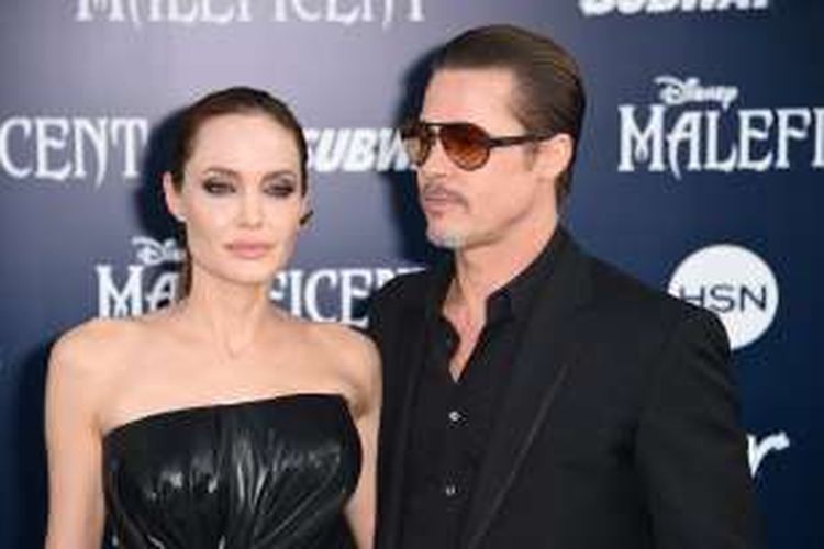 Pasangan Angelina Jolie dan Brad Pitt menghadiri pemutaran perdana film Maleficent di El Capitan Theatre di Hollywood, California, pada 28 Mei 2014. TMZ melaporkan, Jolie menggugat cerai Brad Pitt setelah 12 tahun bersama.