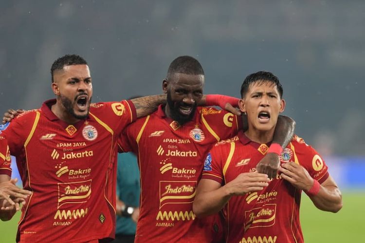 Pemain Persija Jakarta merayakan gol