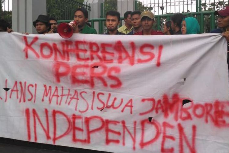 Aliansi Mahasiswa Jambore Nasional Independen (AMJI) menolak aksi massa di depan rumah Presiden RI ke-6 Susilo Bambang Yudhoyono merupakan hasil kesepakatan peserta jambore. Konferensi pers dilakukan di depan Tugu Proklamasi, Jakarta, Kamis (9/2/2017)