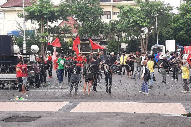 Aksi demonstrasi Hari Buruh Internasional yang diperingati 1 Mei digelar di depan Kantor Gubernur Jawa Tengah pada Sabtu (21/5/2022).