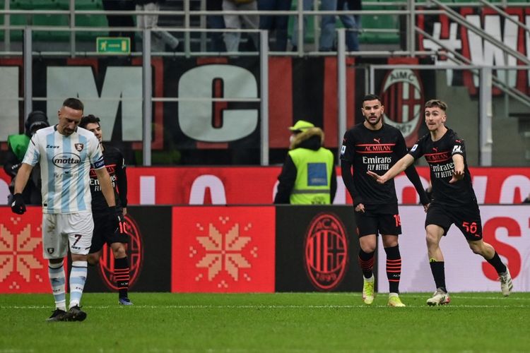 Pemain sayap AC Milan, Alexis Saelemaekers, melakukan selebrasi usai menjebol gawang Salernitana dalam laga Liga Italia di Stadion San Siro, Sabtu 4 Desember 2021.