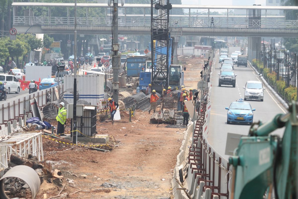 Pekerja mempersiapkan lahan untuk pembangunan LRT jalur Cawang-Dukuh Atas, di Jalan Rasuna Said, Kuningan, Jakarta, Rabu (9/8/2017). Guna mengantisipasi kemacetan akibat penyempitan jalan saat proyek pembangunan LRT, Dinas Perhubungan DKI Jakarta menghimbau pengguna jalan untuk mencari jalur alternatif. ANTARA FOTO/Reno Esnir/kye/17