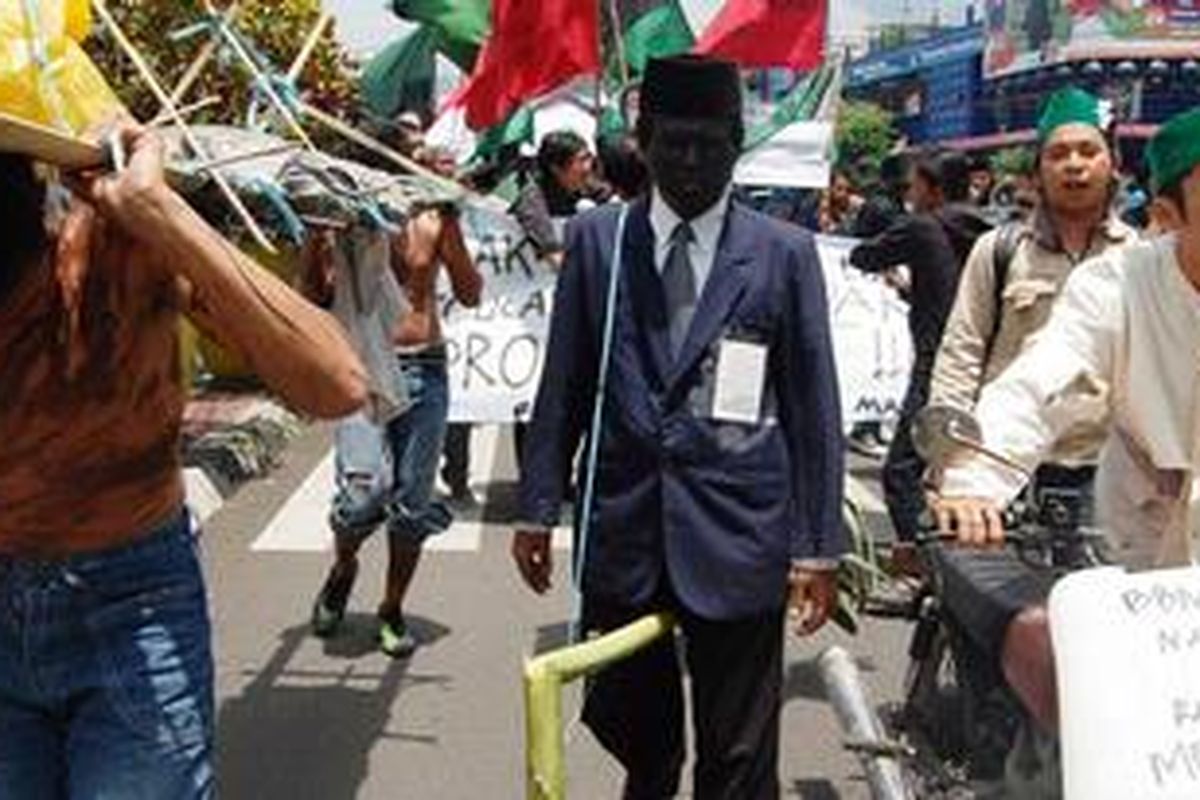 Mahasiswa Malang, Jawa Timur, saat menggelar aksi di Kota Malang, menolak kenaikan harga BBM. Mahasiswa membawa sepeda motor mogok karena tak kuat beli bensi. Kamis (15/3/2012).