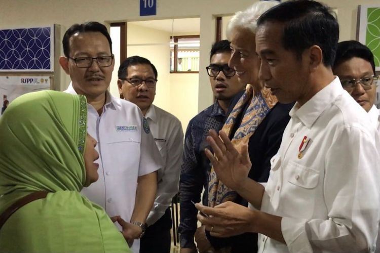 Presiden Joko Widodo bersama Managing Director IMF Christine Lagarde saat blusukan ke Rumah Sakit Pusat Pertamina Jakarta Selatan untuk meninjau pelayanan kesehatan penerima KIS dan BPJS, Senin (26/2/2018). 