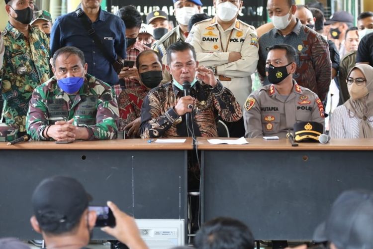 Wali Kota Serang Syafrudin saat menemui warga Cilowong, Taktakan yang protes adanya pengiriman sampah dari Kota Tangsel