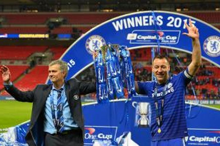 Pelatih Chelsea Jose Mourinho (kiri) dan kapten timnya John Terry mengangkat trofi Piala Liga, di Wembley, Minggu (1/3/2015). Chelsea menjuarai ajang itu setelah menang 2-0 atas Tottenham Hotspur.