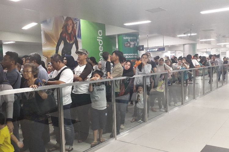 Antrean keluar penumpang MRT Jakarta mengular di Stasiun MRT Bundaran HI, Rabu (17/4/2019)