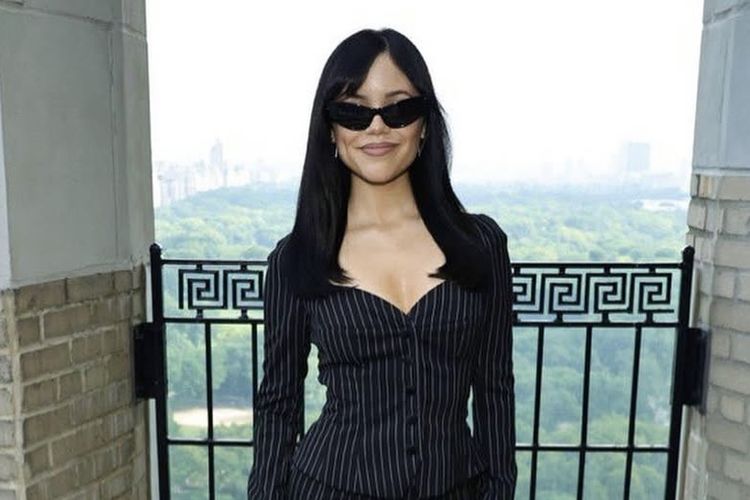 Aktris, Jenna Ortega dengan warna rambut gelap.