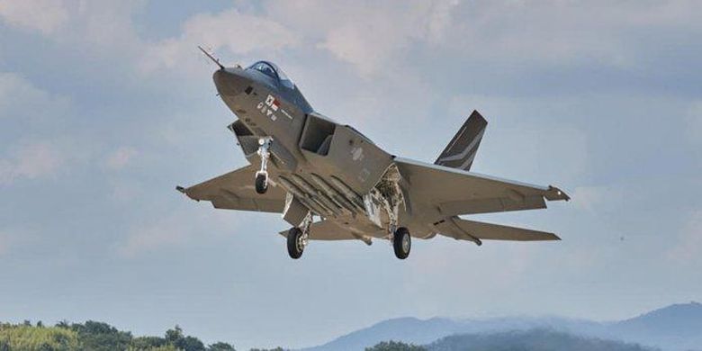 Prototipe jet tempur Korea Indonesia KF-21 terbang perdana, 19 Juli 2022. 
