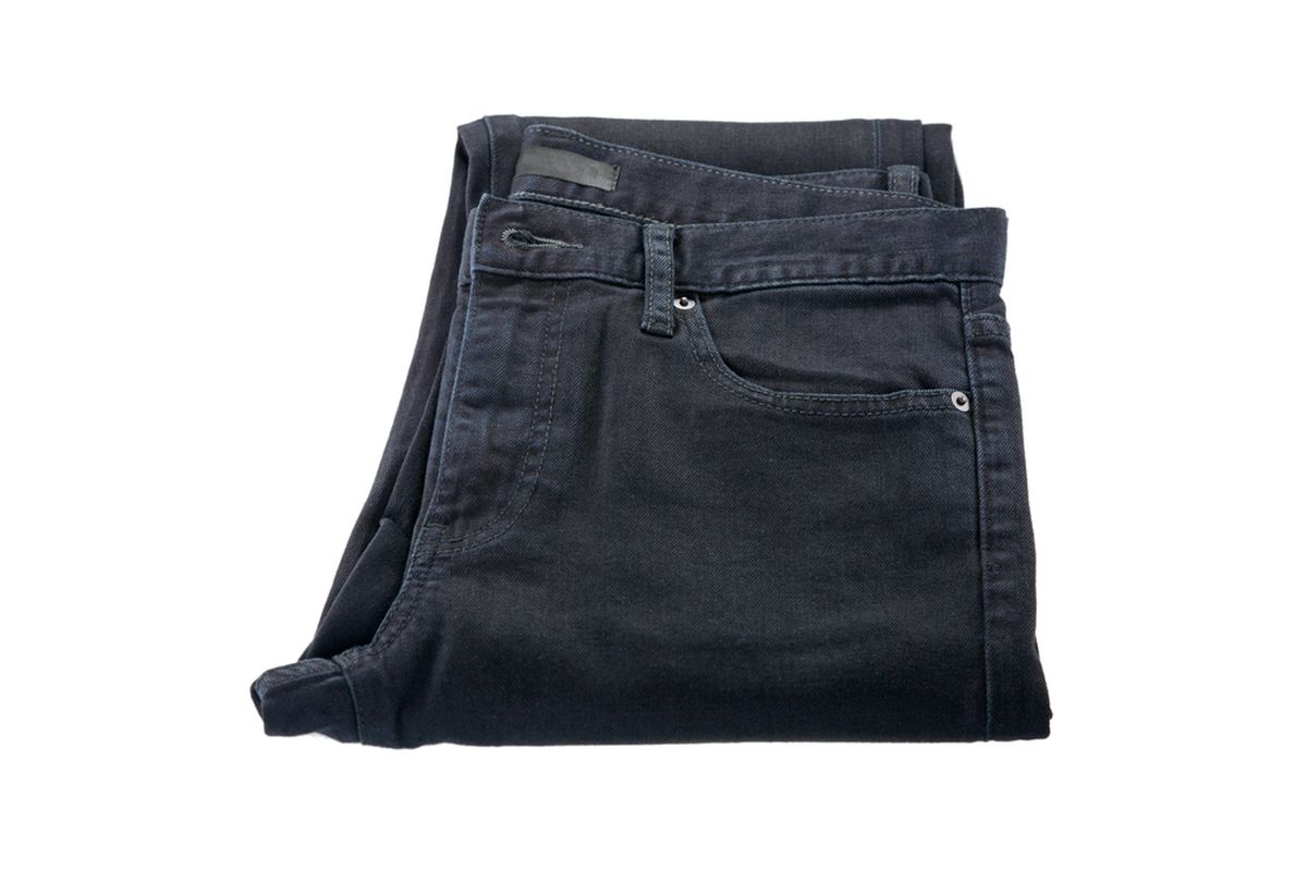Ilustrasi celana jeans hitam.