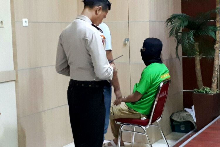 Artis sinetron Rio Reifan saat jumpa pers di Polres Metropolitan Bekasi Kota, Jawa Barat, Senin (14/8/2017).