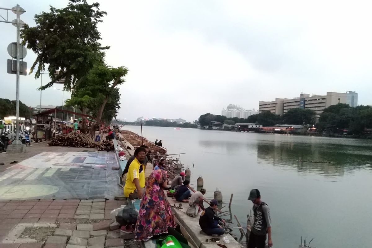 Para warga tetap memancing di pinggir Danau Sunter meskipun telah berlangsung proses revitaliasi. Hal ini tak menyurutkan warga untuk memancing.